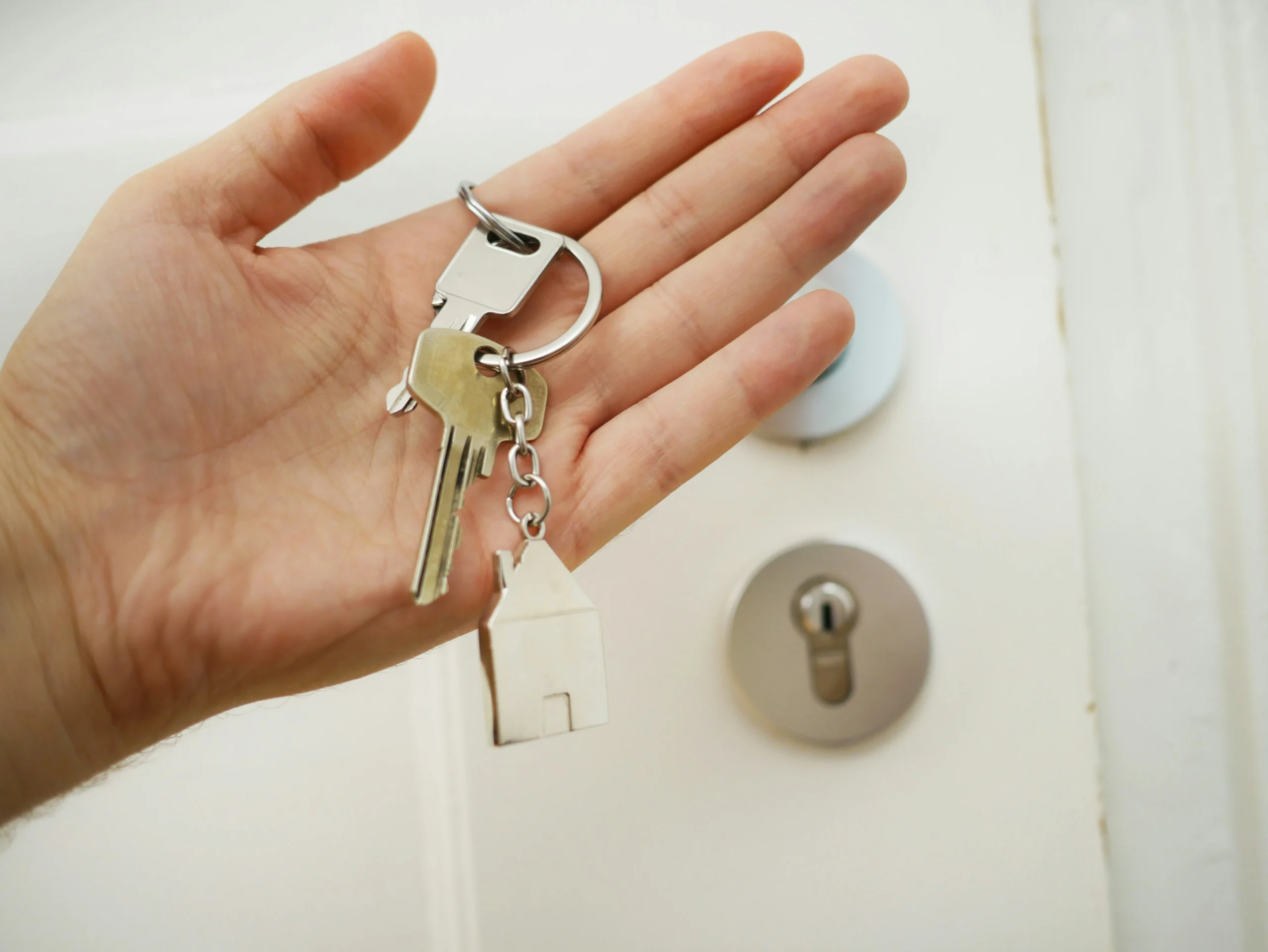 main tenant le trousseau de clé d'une location de courte durée en Ariège