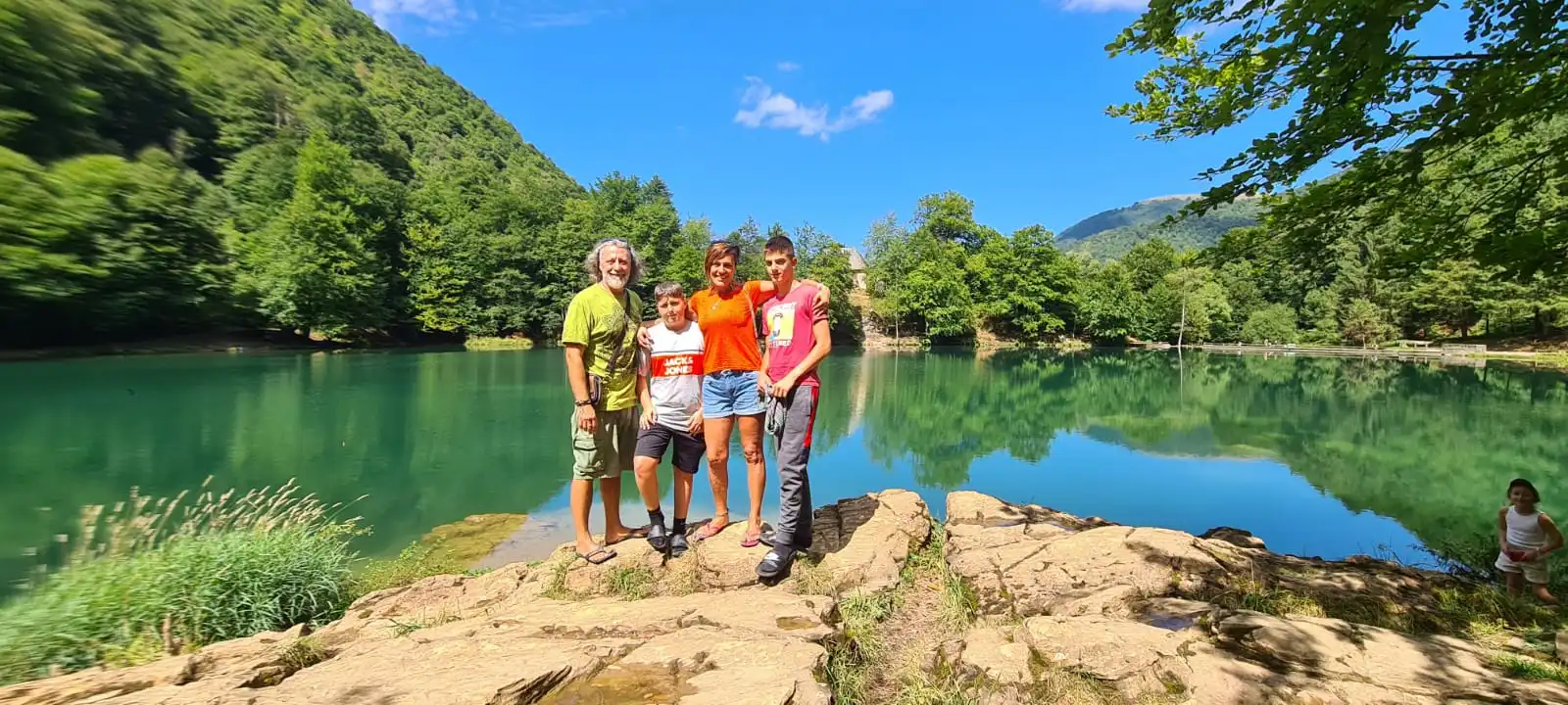 famille-vacances-lac-bethmale Une famille en vacances se ballade au lac de Bethmale