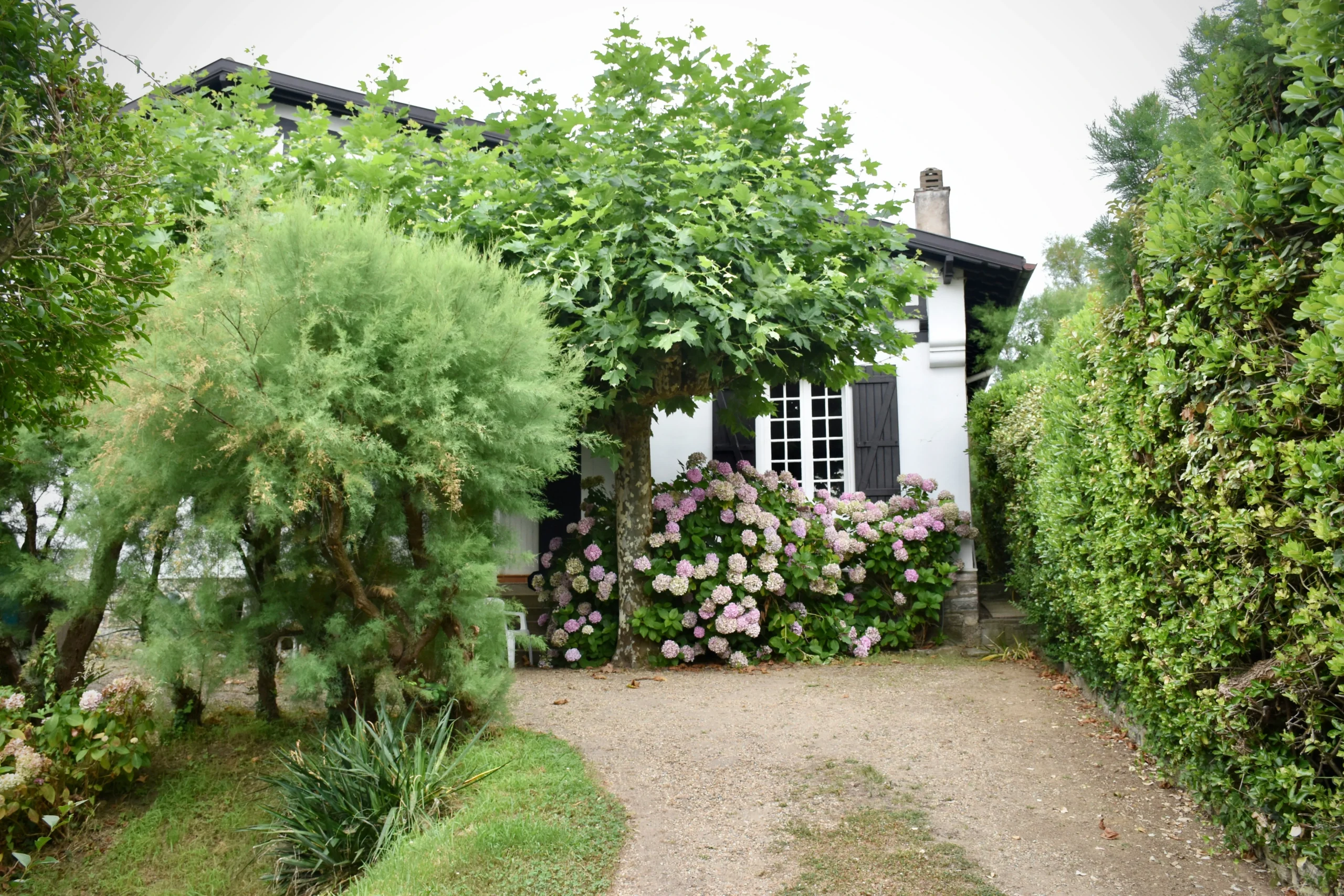 Jardin bien entretenu devant une maison de vacances dans le Couserans