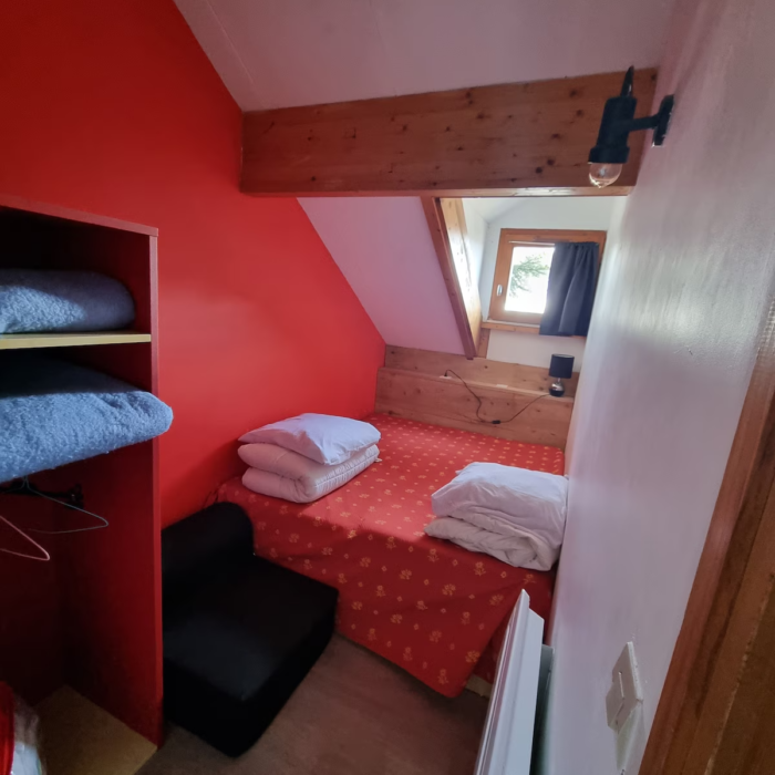 chambre avec deux lits simples dans le charmant chalet à Guzet en location