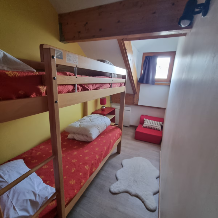 chambre avec lits superposés dans le charmant chalet à Guzet à louer