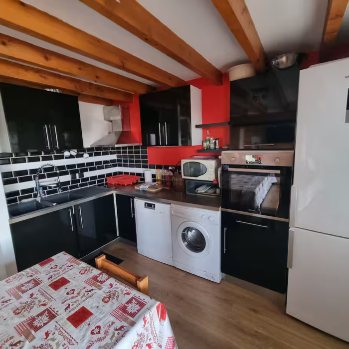 cuisine très bien équipée du charmant chalet à Guzet en location