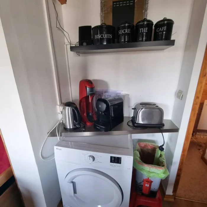 équipements de la cuisine du charmant chalet à louer à Guzet