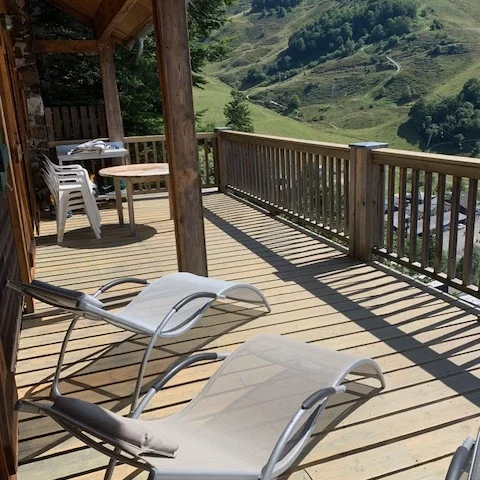 grande terrasse avec superbe vue au chalet à Guzet en location