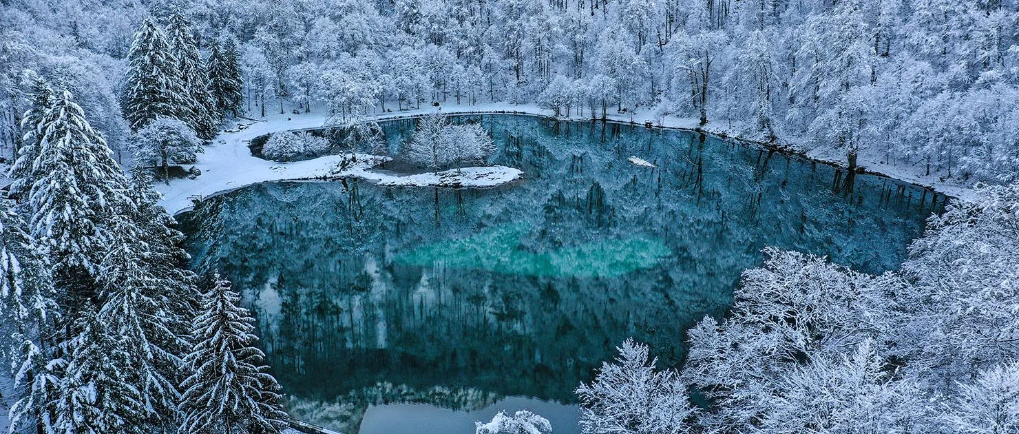 lac de bethmale en Couserans en hiver vue du ciel