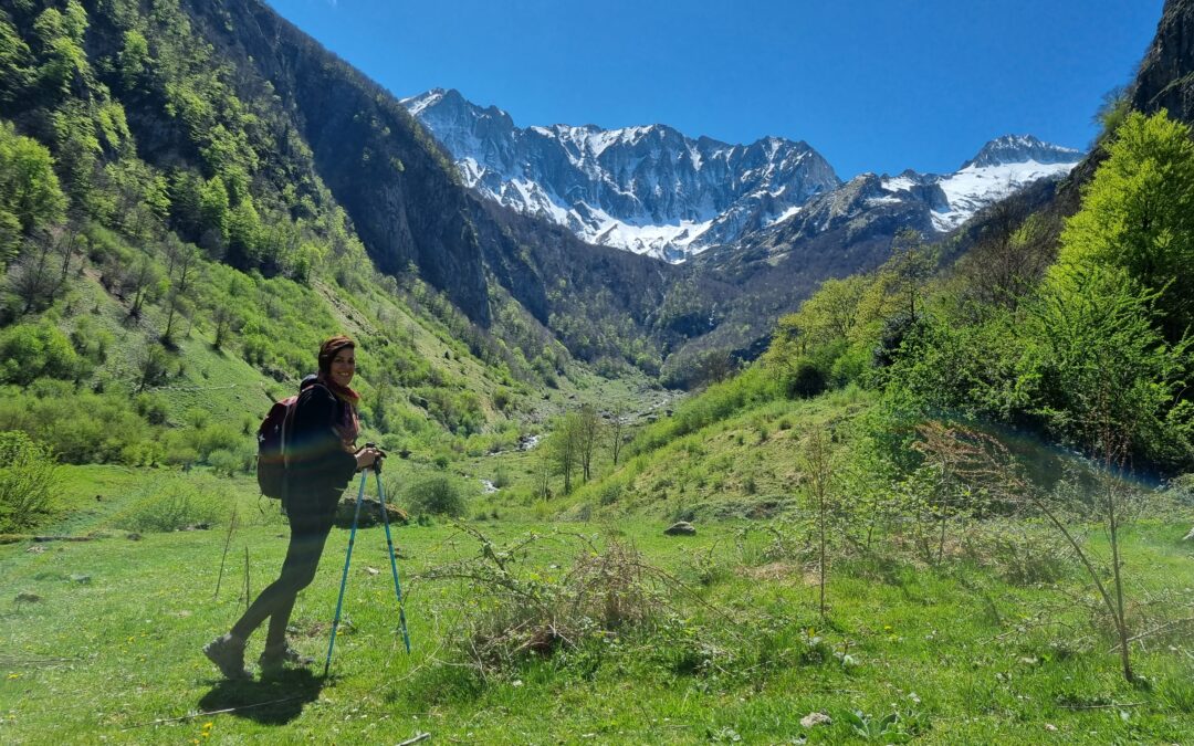 Randonneuse cascade d'Arcouzan au printemps