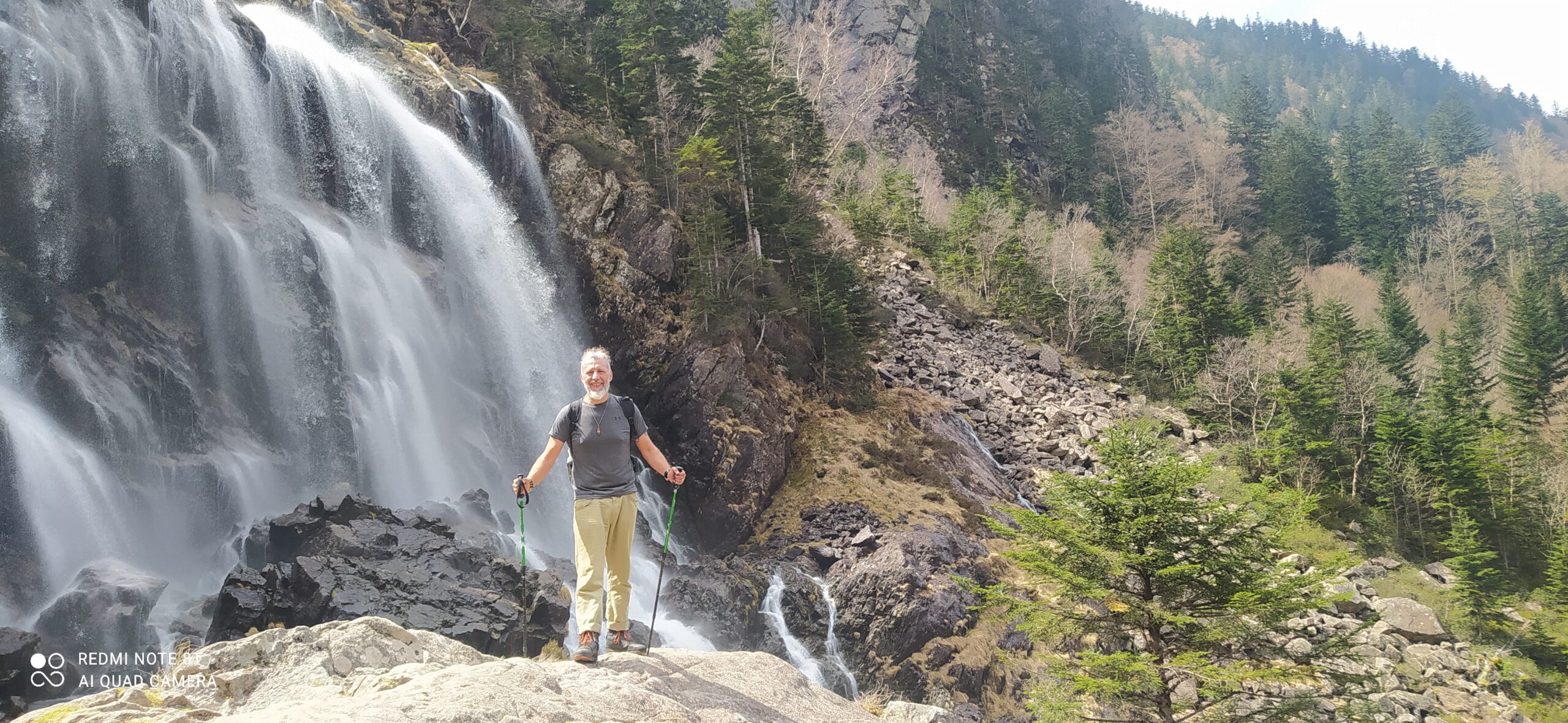 homme au pied de la cascade d'Ars en Couserans