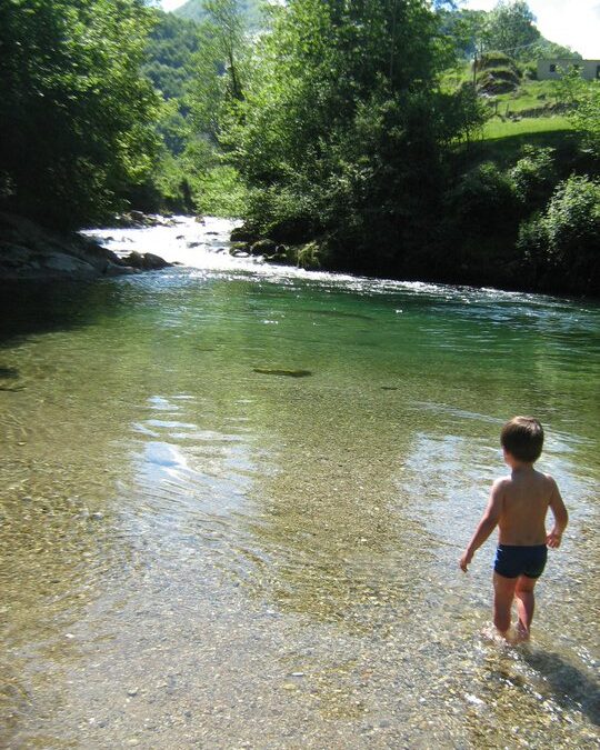 enfant qui se baigne dans la rivière du Salat dans le Couserans