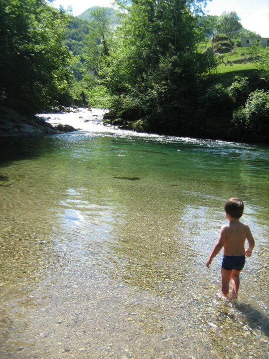 enfant-baignade-riviere-salat enfant qui se baigne dans la rivière du Salat dans le Couserans