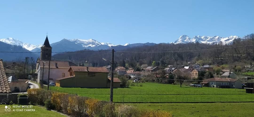 village de Seix et vue sur la montagne